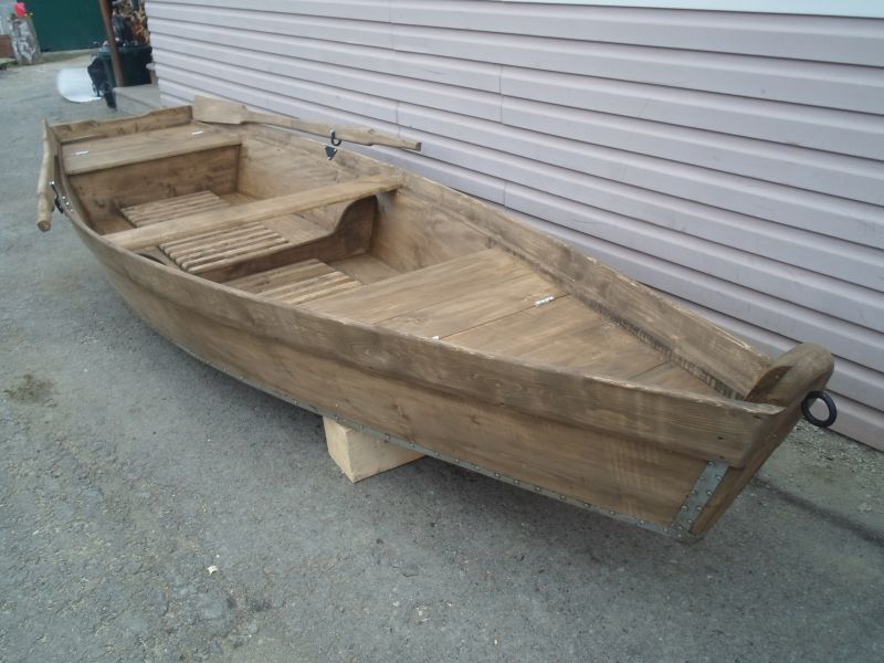 Авито лодка краснодарский край. Весельная лодка. Лодка деревянная. Деревянная лодка плоскодонка. Деревянная лодка под мотор.